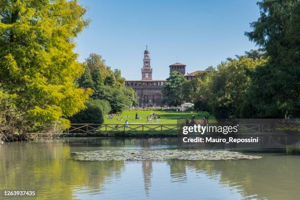 pessoas curtindo no parco sempione (sempione park) na cidade de milão, itália. - castello sforzesco - fotografias e filmes do acervo