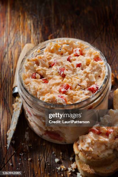 pimento cheese spread met geroosterde crostini's - pimientos stockfoto's en -beelden