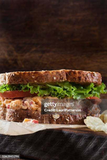 pimento käse sandwich mit salat und tomaten - pimientos stock-fotos und bilder