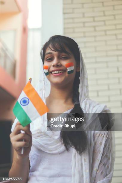 adolescente indienne célébrant le jour de l’indépendance (15 août). - republic day photos et images de collection