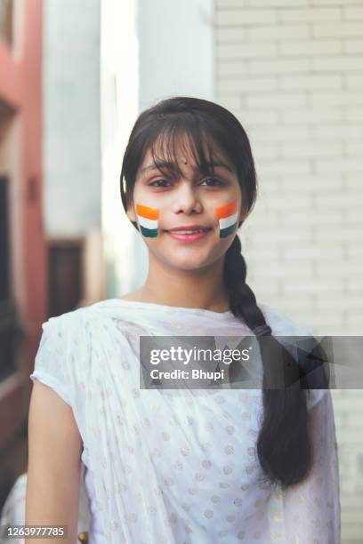 adolescente indienne célébrant le jour de l’indépendance (15 août). - republic day photos et images de collection