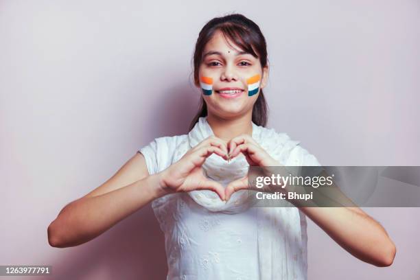 adolescente india celebrando el día de la independencia (15 de agosto). - tricolor fotografías e imágenes de stock