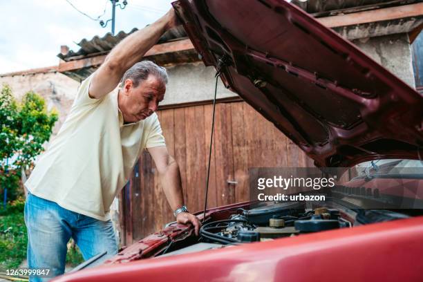senior mann repariert auto - cars on motor way stock-fotos und bilder