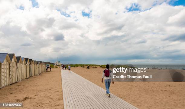 strandwanderungen in ouistreham, frankreich - ouistreham stock-fotos und bilder