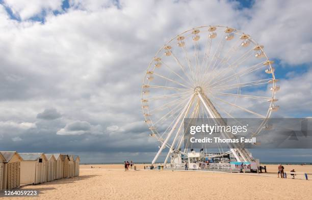 vorderrad am strand in ouistreham, frankreich - ouistreham stock-fotos und bilder