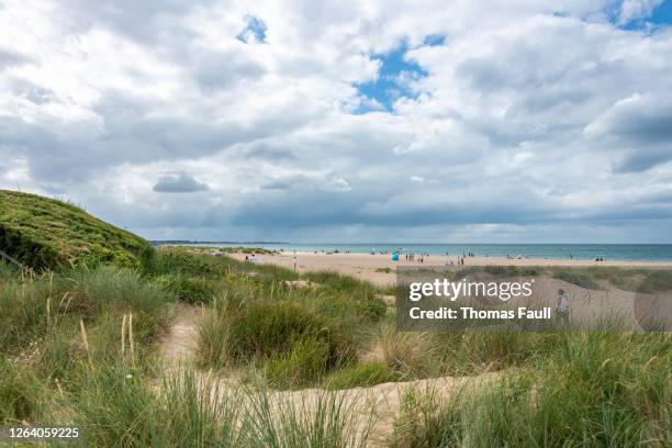 sanddünen am strand in ouistreham, frankreich - ouistreham stock-fotos und bilder