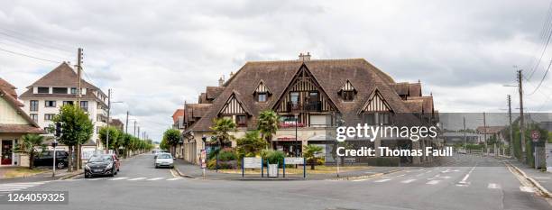 geschäfte und cafés in der stadt ouistreham, frankreich - ouistreham stock-fotos und bilder