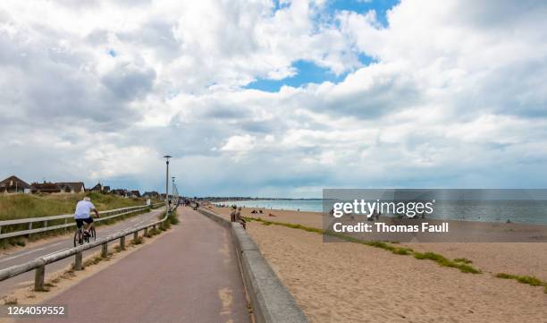 strandwanderungen in ouistreham, frankreich - ouistreham stock-fotos und bilder