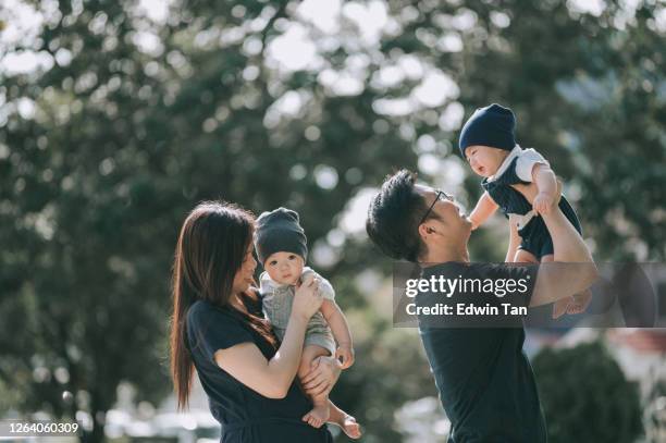 een aziatische chinese familie in voortuin van hun huis dat verbindende tijd samen tijdens weekendochtend doorbrengt - cute twins stockfoto's en -beelden