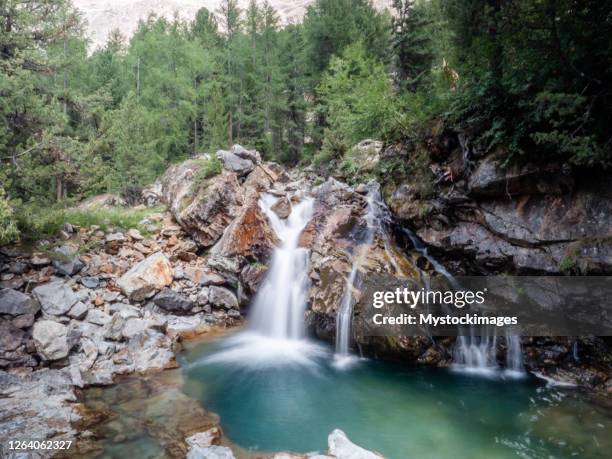 hübscher wasserfall in den schweizer alpen, kanton graubunden - engadin stock-fotos und bilder