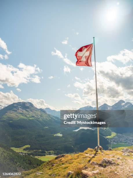 spektakulärer blick auf die schweizer alpen im kanton graubunden - schweizer flagge stock-fotos und bilder