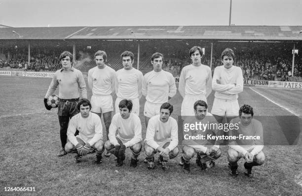 équipe de football de Marseille avant le match contre le Red-Star en décembre 1969 à Saint Cloud, France.