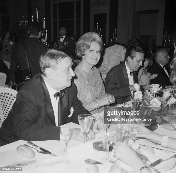 Georges Auric, directeur de l'Opéra au côté de la Bégum au dîner d'ouverture du Festival le 6 mai 1966, Cannes, France.