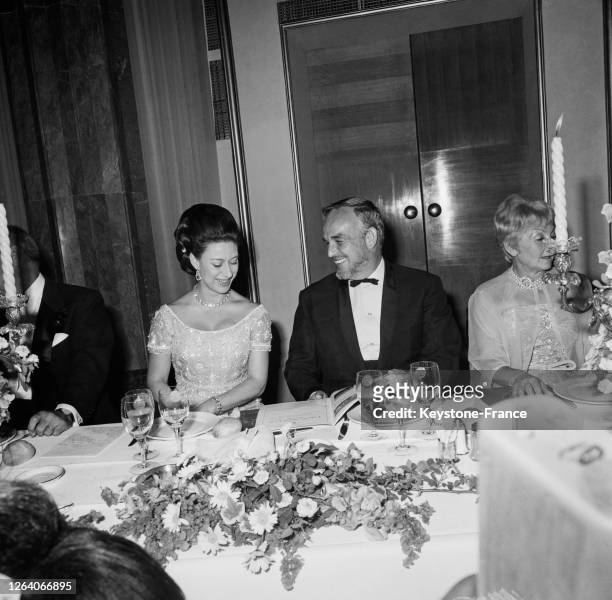 La princesse Margaret et le Prince Rainier de Monaco ont dîné aux chandelles au gala du 60ème anniversaire de l'hôpital anglo-américain le 7 mai 1966...