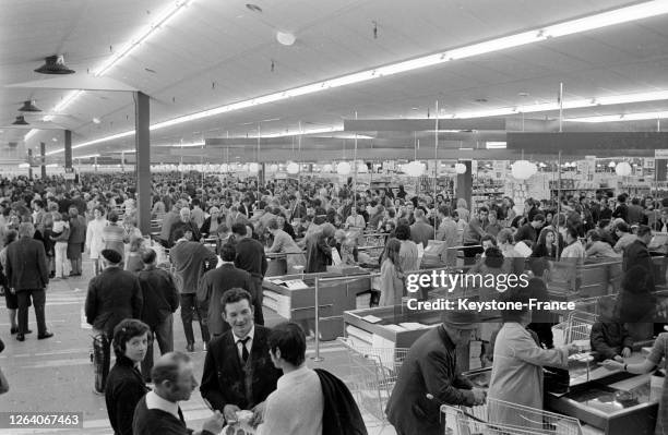 Affluence pour le passage en caisse dans un supermarché en 1969 à Reims, France.