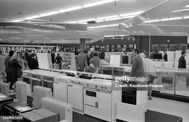 Rayon électroménager d'un supermarché en 1969 à Reims, France.