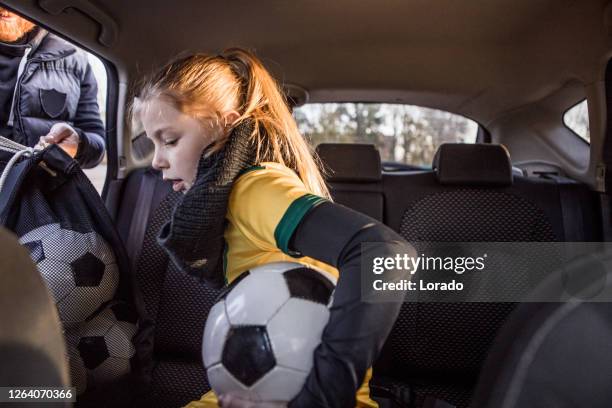 fußball-mädchen fahren zum fußballtraining - girl driving stock-fotos und bilder