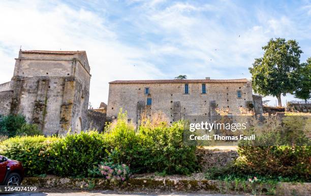 edificios medievales en airvault, deux-sévres, francia - deux sevres fotografías e imágenes de stock