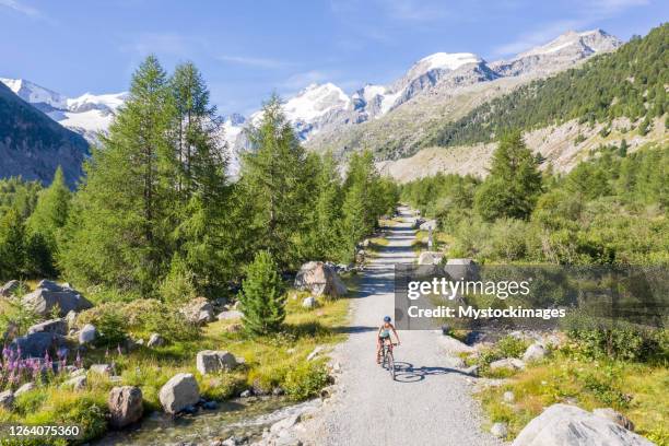 drone utsikt över mountainbikecykl i schweiz - cycling drone bildbanksfoton och bilder