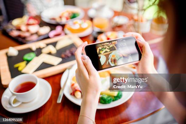vrouw die foto van ontbijt neemt dat in koffie wordt gediend - hdr belden stockfoto's en -beelden