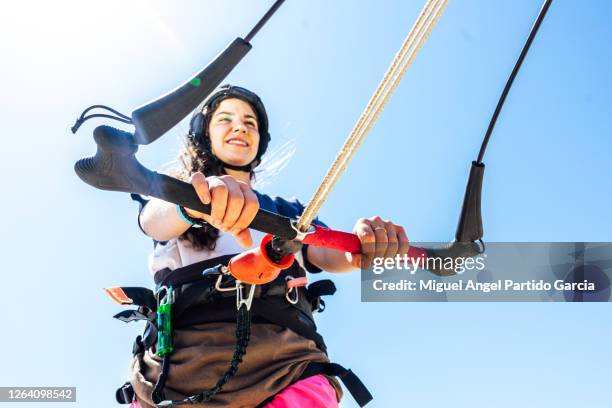 young female kiteboarder - kitesurf photos et images de collection