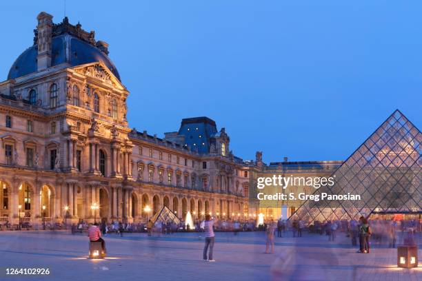 louvre museum - parijs - louvre piramide stockfoto's en -beelden