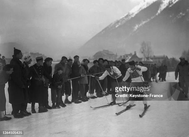 Edy Schild et Hans Zurbriggen dans une course de relais lors des championnats internationaux de ski à Chamonix en France, le 14 février 1947.