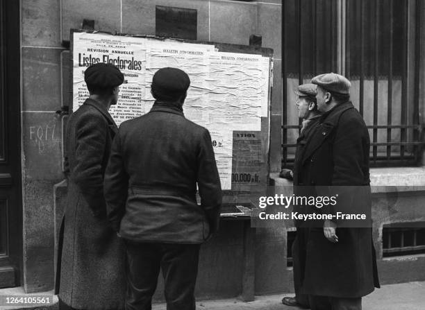 Pour compenser la grève des journaux, le gouvernement a fait imprimer des affiches relatant les informations quotidiennes dans les mairies en France,...