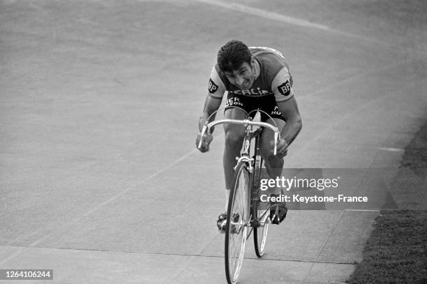 Raymond Poulidor à l'arrivée du 34ème Grand Prix des Nations à la Cipale à Vincennes, France, le 19 octobre 1969.