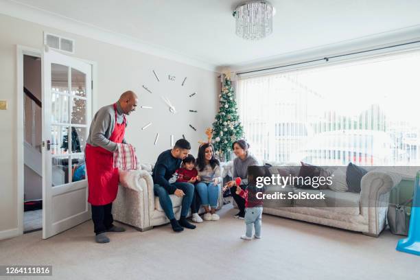 entretener a la familia - maracas fotografías e imágenes de stock