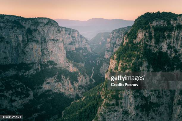vikos gorge in pindus mountains, greece - epirus greece fotografías e imágenes de stock
