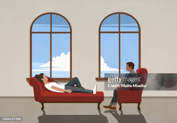 illustrations, cliparts, dessins animés et icônes de therapist talking to patient on chaise longue in office - divano