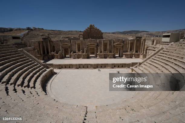 theatre in ancient roman city of gerasa, jerash, jordan - roman decapolis city - fotografias e filmes do acervo