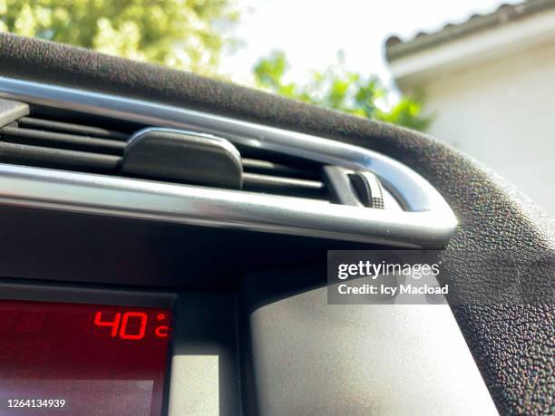 40 degree - scorching temperature (104 fahrenheit) - auto display stock-fotos und bilder