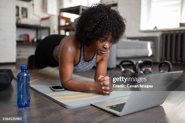 african american sportswoman doing plank - plank exercise foto e immagini stock