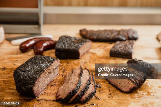 cutting smoked meats at a barbecue restaurant - carne de vaca wagyu fotografías e imágenes de stock