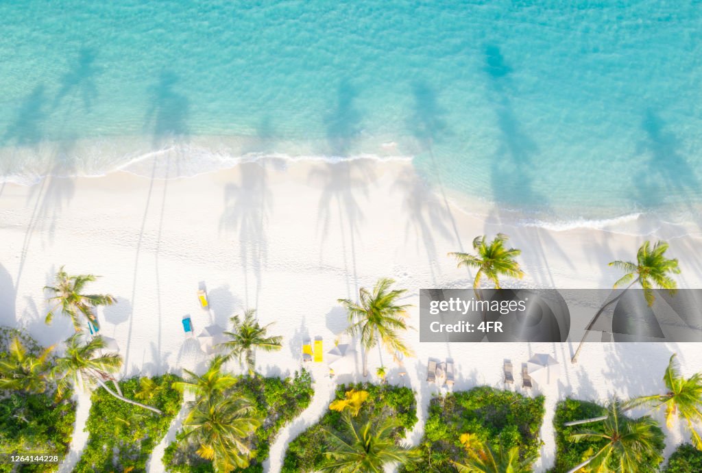 Panorama aéreo de Sunset Beach, Maldivas