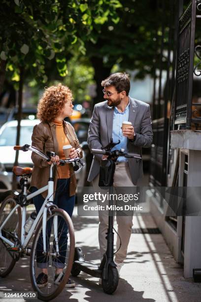 goede communicatie stock foto - partnership men bikes stockfoto's en -beelden