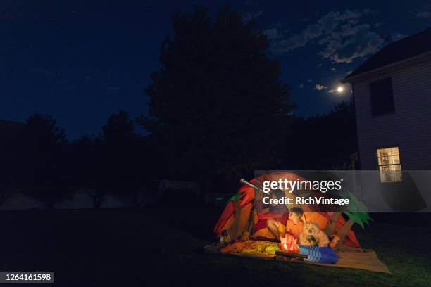 hinterhofaufenthalt und erkundung - zelt nacht stock-fotos und bilder