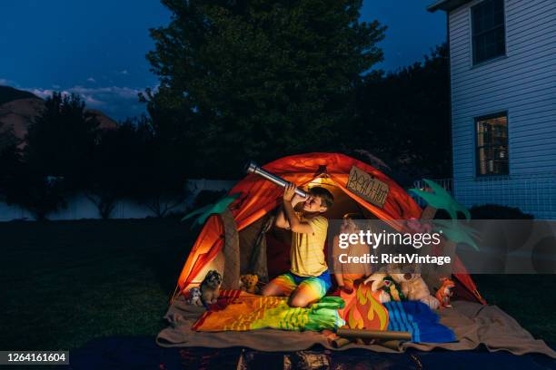 hinterhofaufenthalt und erkundung - zelt nacht stock-fotos und bilder