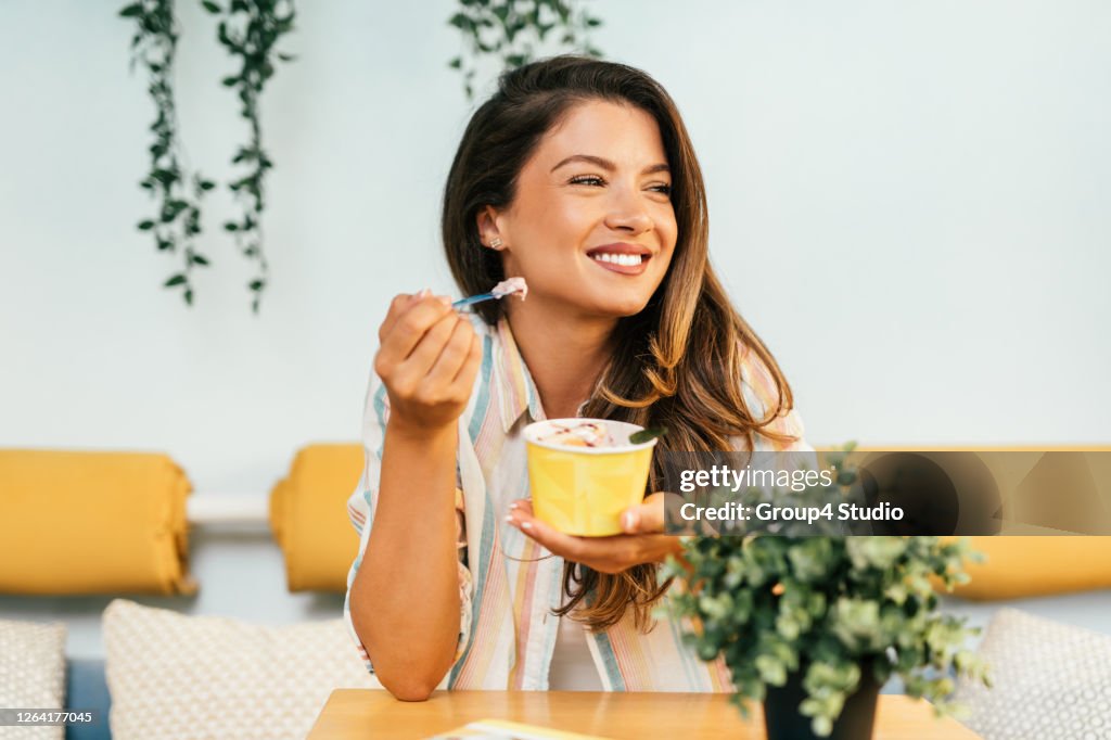 Feliz joven disfrutando en helado enrollado