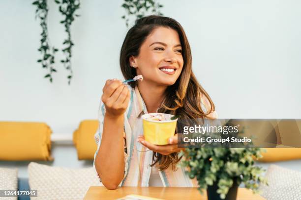 happy young woman enjoying in rolled ice cream - ice cream imagens e fotografias de stock