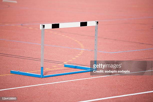 - - carreras de obstáculos prueba en pista fotografías e imágenes de stock
