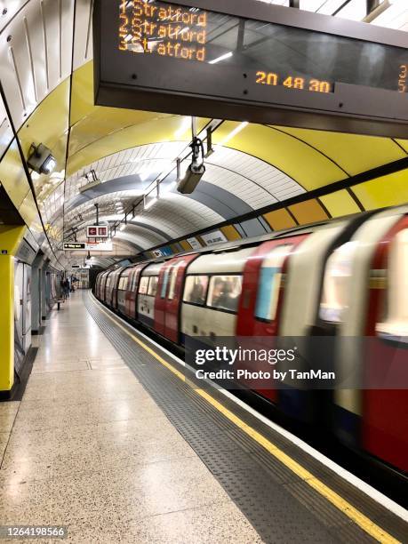 the tube - london underground speed stockfoto's en -beelden