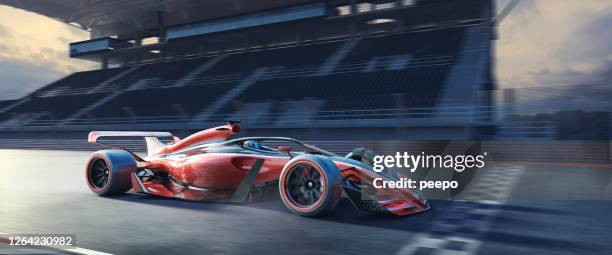 グランドスタンド付近の競馬場フィニッシュラインの上に速く移動レーシングカー - レーシングカー ストックフォトと画像