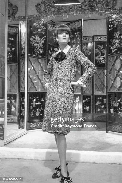 Un manteau de tweed de la collection Chanel présentée en février 1966 à Paris, France.