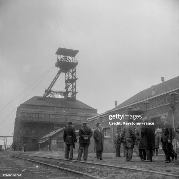 Au pied du chevalet, les mineurs attendent la remontée des corps des 4 ouvriers tués par la chute d'une cage d'ascenseur suite à une avarie mécanique...