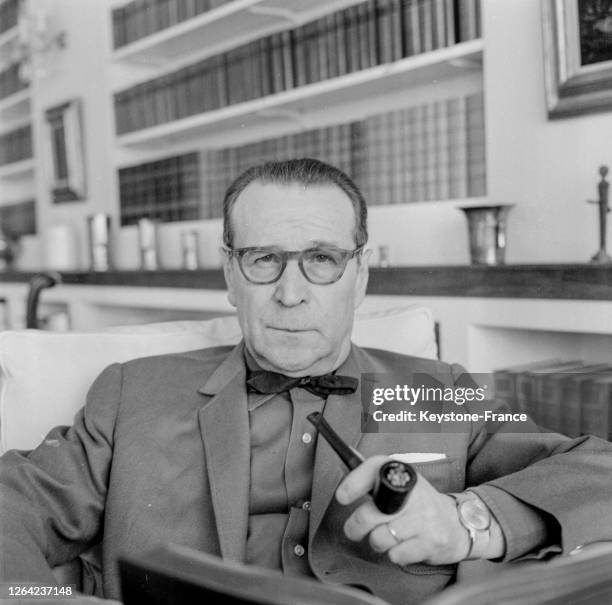 Portrait de l'écrivain belge Georges Simenon dans sa maison d'Epalinges en Suisse, le 25 mars 1969.