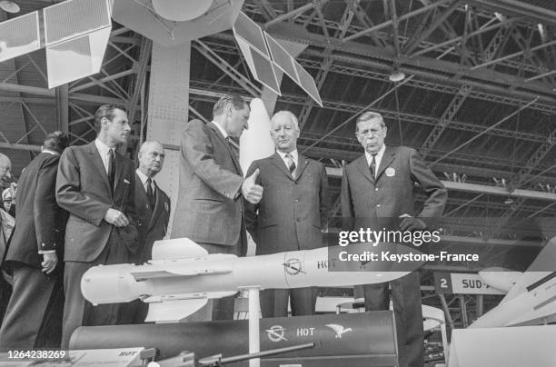 Pierre Messmer, ministre des Armées, visitant le Salon international de l'aéronautique et de l'espace au Bourget, France, le 30 mai 1969.