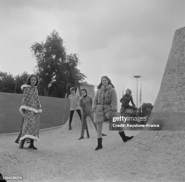 La Fédération française des Industries du Vêtement Féminin présente sa collection de tenues pour les sports d'hiver aux Parc floral de Vincennes en...